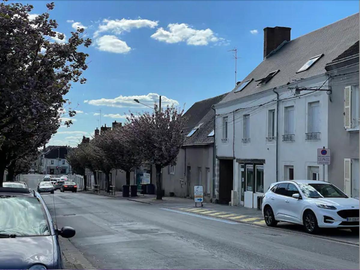 Chez Nous -Parking Gratuit Et Wifi A Vierzonアパートメント エクステリア 写真